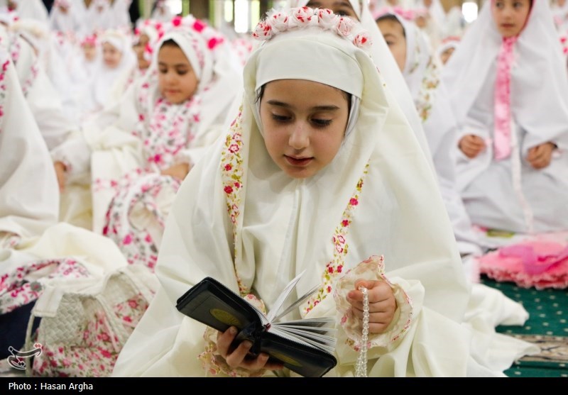 جشن تکلیف دو هزار نفری دانش آموزان دختر زنجانی