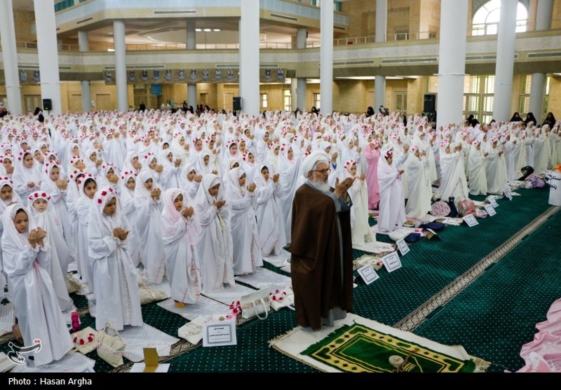 جشن تکلیف دو هزار نفری دانش آموزان دختر زنجانی