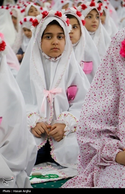 جشن تکلیف دو هزار نفری دانش آموزان دختر زنجانی