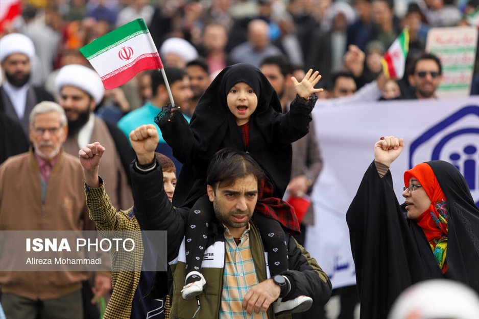 حضور نوجوانان در راهپیمایی ۲۲ بهمن