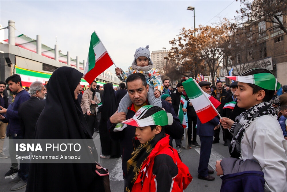 حضور نوجوانان در راهپیمایی ۲۲ بهمن