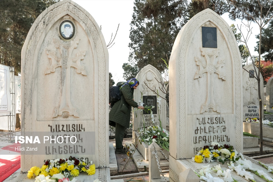 عطرافشانی و گلباران مزار شهدای ادیان توحیدی