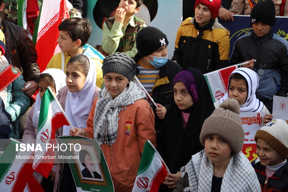 حضور نوجوانان در راهپیمایی ۲۲ بهمن