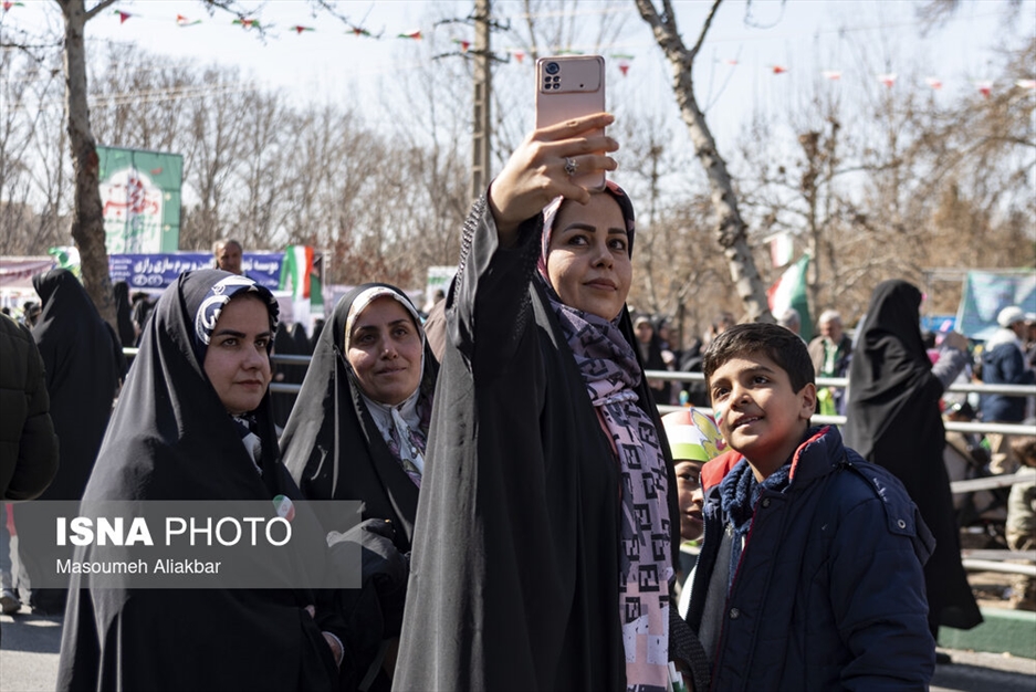 حضور نوجوانان در راهپیمایی ۲۲ بهمن