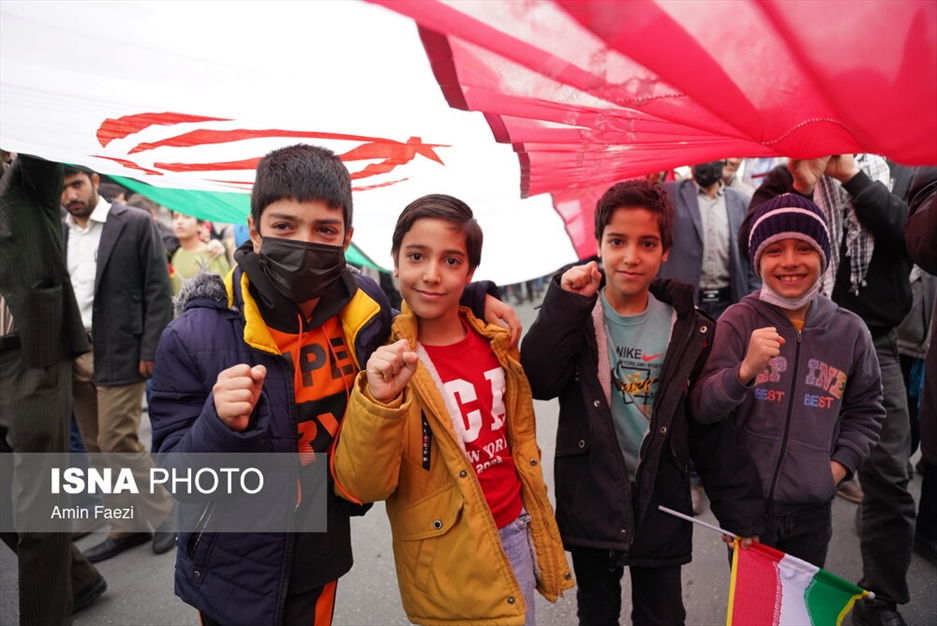 حضور نوجوانان در راهپیمایی ۲۲ بهمن