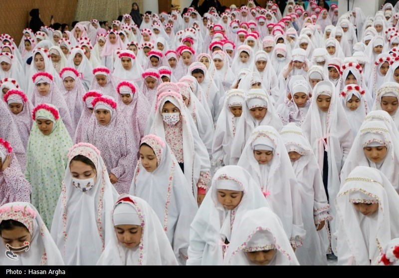 جشن تکلیف دو هزار نفری دانش آموزان دختر زنجانی