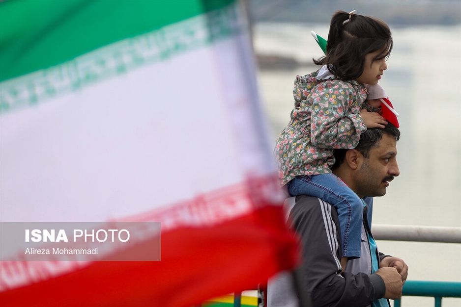 حضور نوجوانان در راهپیمایی ۲۲ بهمن