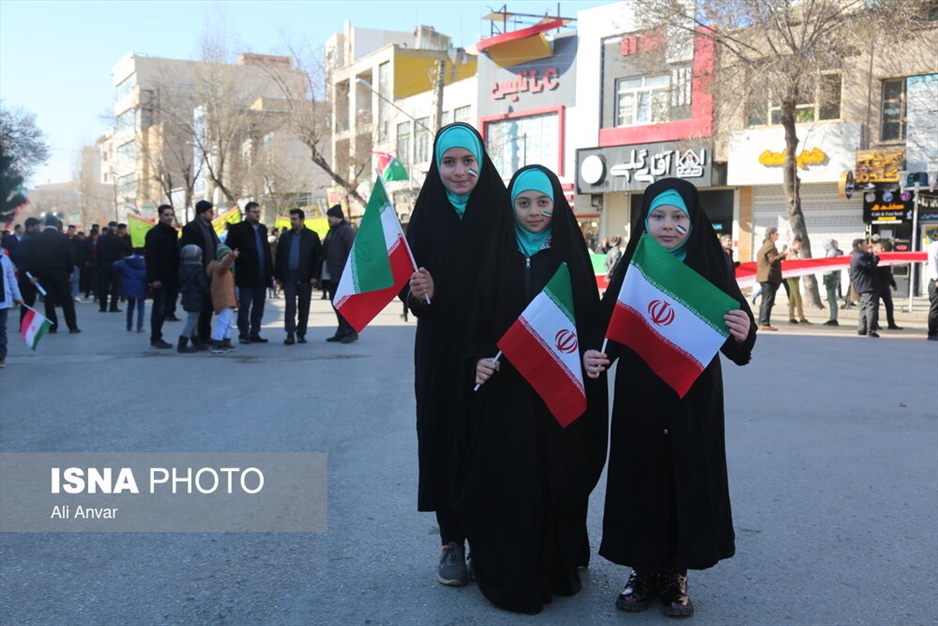 حضور نوجوانان در راهپیمایی ۲۲ بهمن