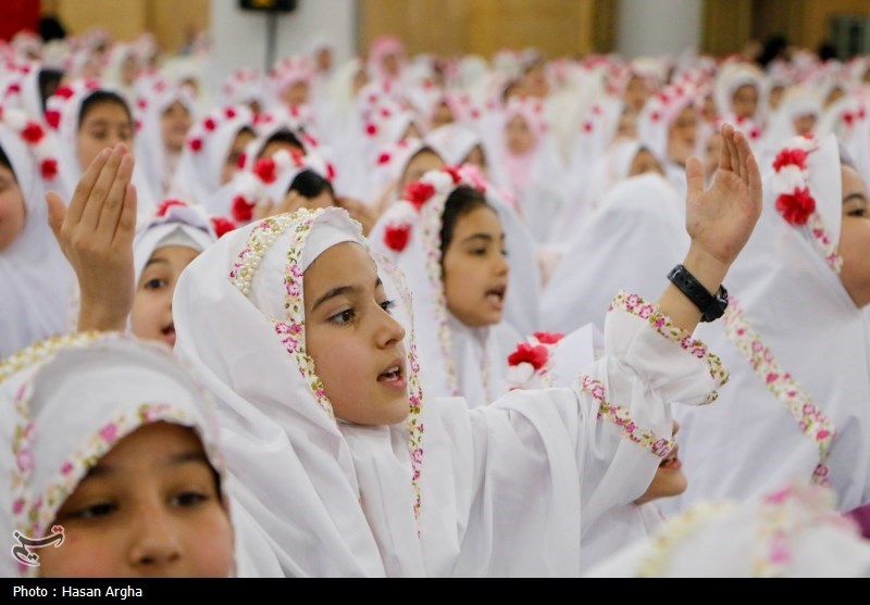 جشن تکلیف دو هزار نفری دانش آموزان دختر زنجانی