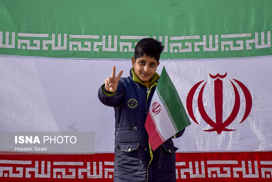 حضور نوجوانان در راهپیمایی ۲۲ بهمن