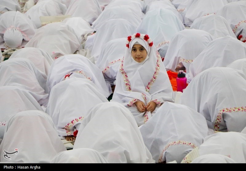 جشن تکلیف دو هزار نفری دانش آموزان دختر زنجانی