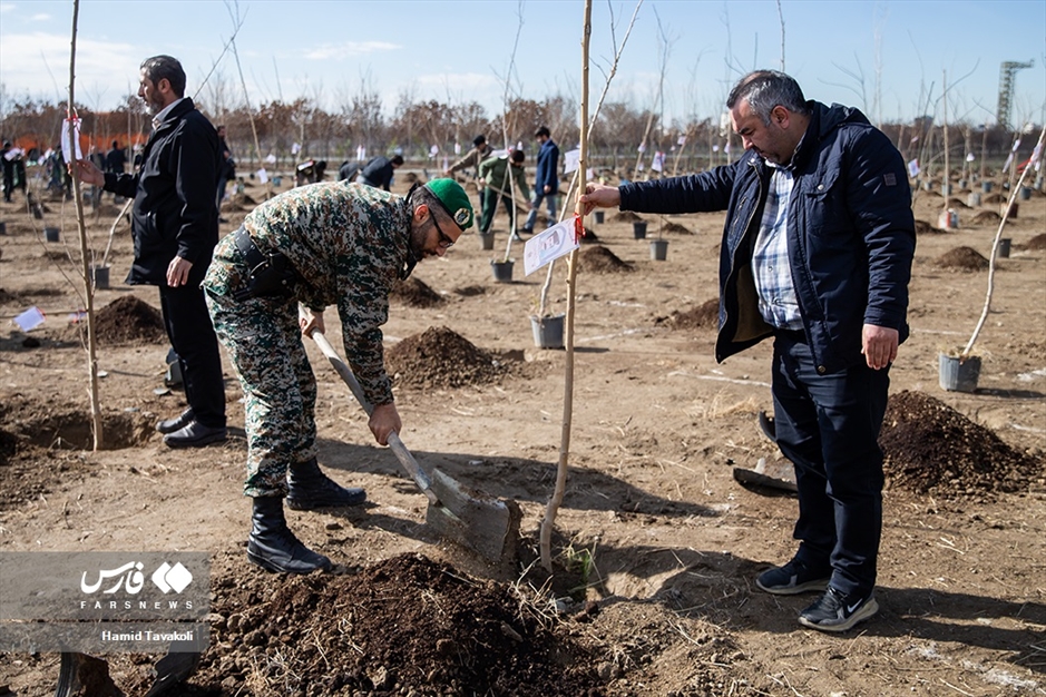 آیین کاشت ۲۴۰۰۰ نهال به یاد شهدا