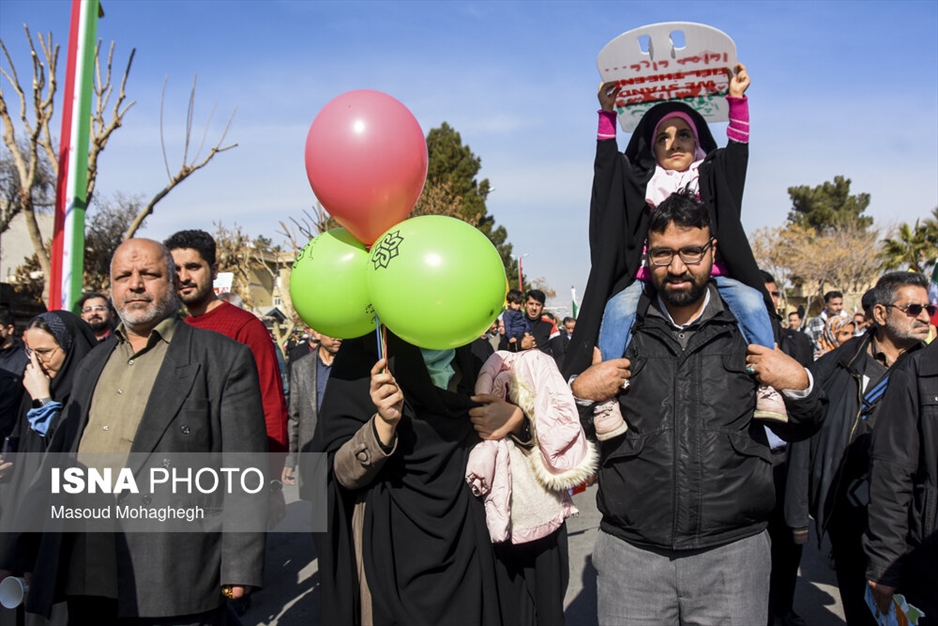 حضور نوجوانان در راهپیمایی ۲۲ بهمن