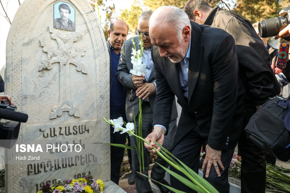 عطرافشانی و گلباران مزار شهدای ادیان توحیدی