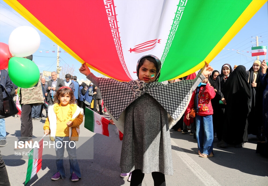 حضور نوجوانان در راهپیمایی ۲۲ بهمن