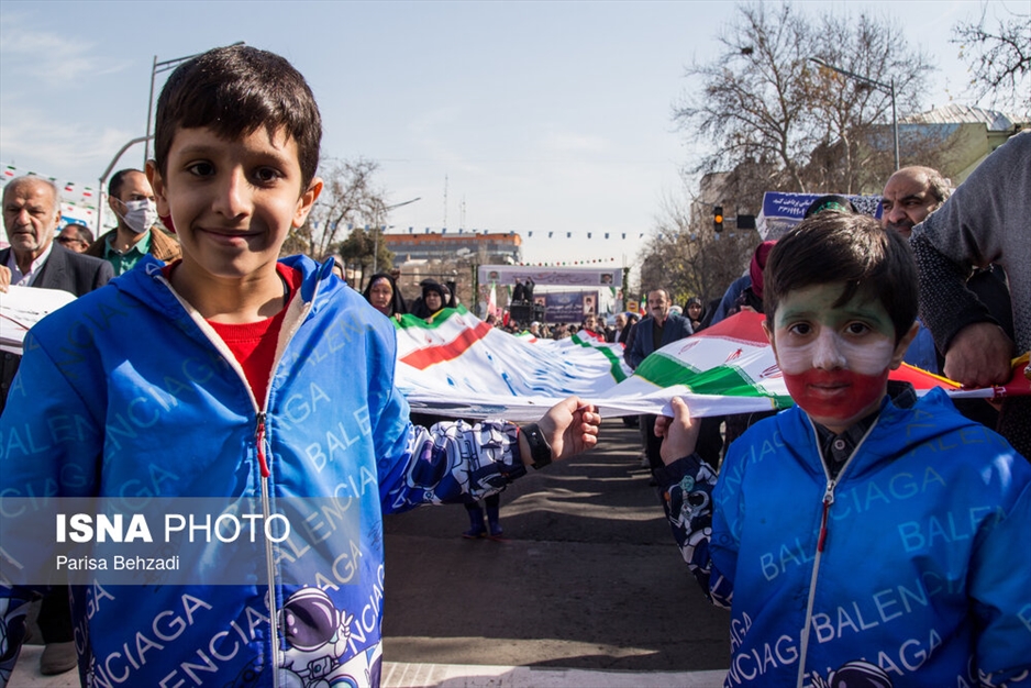 حضور نوجوانان در راهپیمایی ۲۲ بهمن