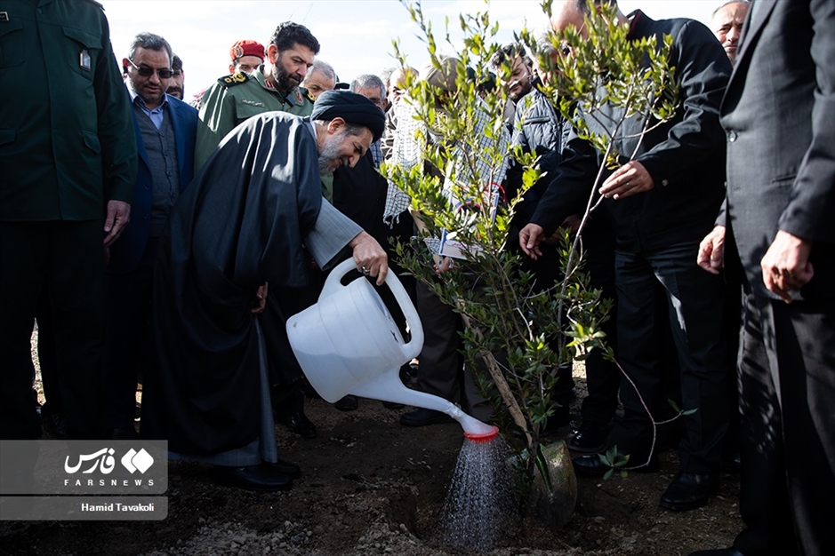 آیین کاشت ۲۴۰۰۰ نهال به یاد شهدا