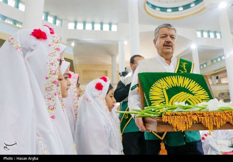جشن تکلیف دو هزار نفری دانش آموزان دختر زنجانی