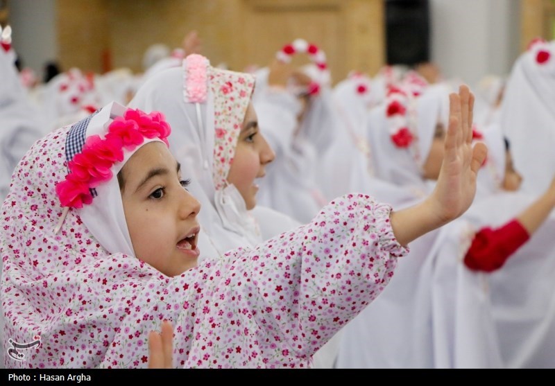 جشن تکلیف دو هزار نفری دانش آموزان دختر زنجانی