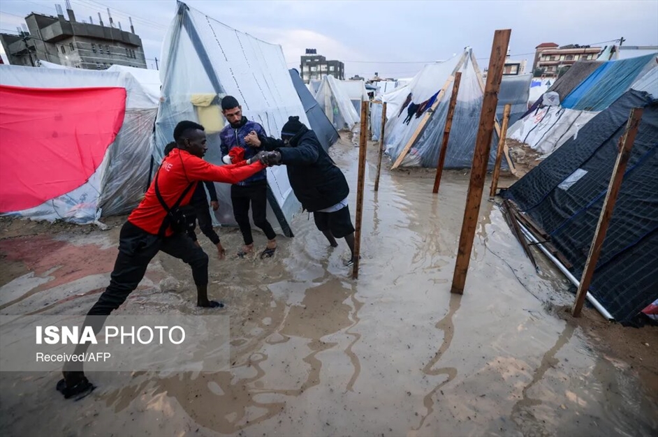 هوای سرد و بارانی غزه جنگ زده