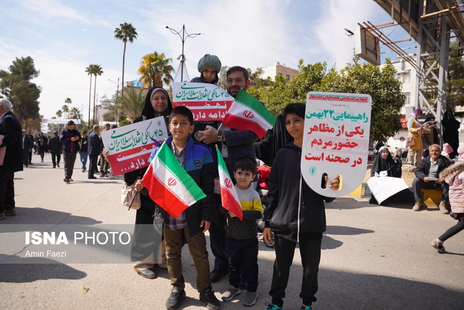 حضور نوجوانان در راهپیمایی ۲۲ بهمن