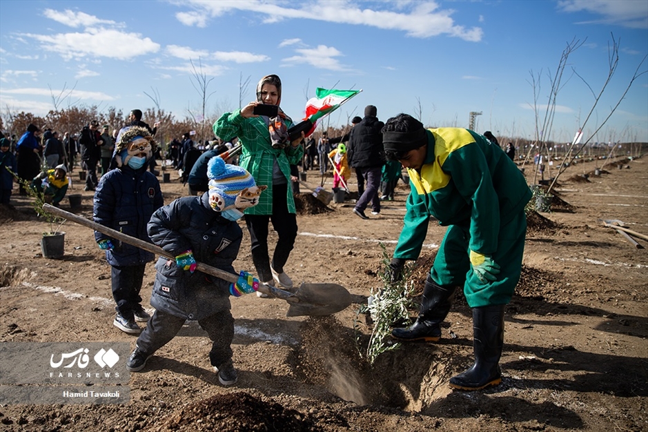 آیین کاشت ۲۴۰۰۰ نهال به یاد شهدا