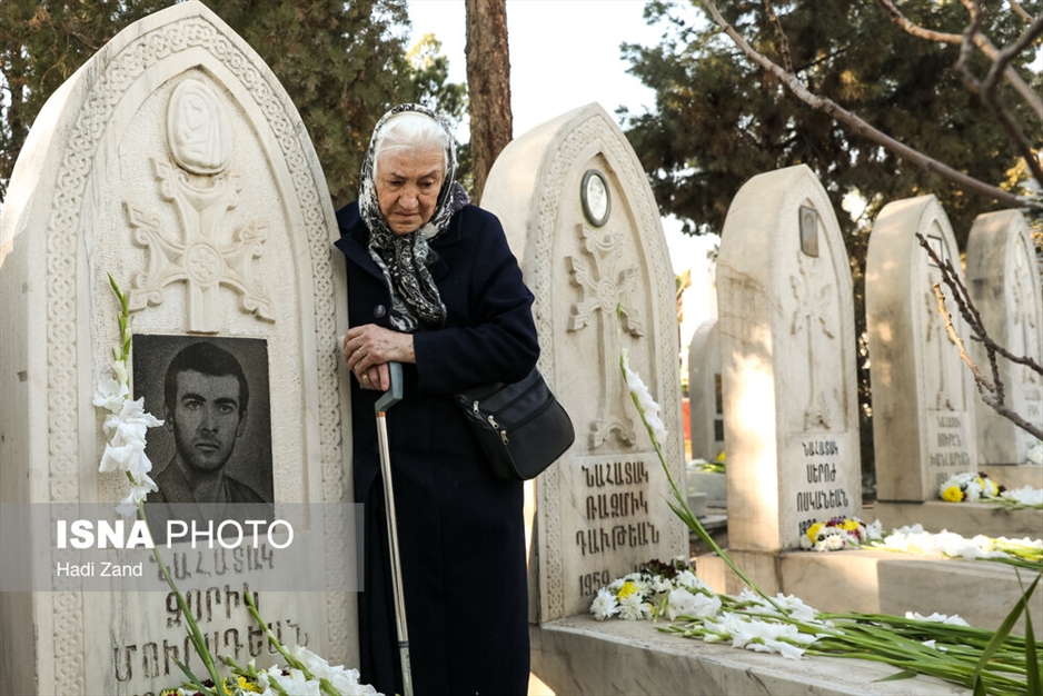 عطرافشانی و گلباران مزار شهدای ادیان توحیدی