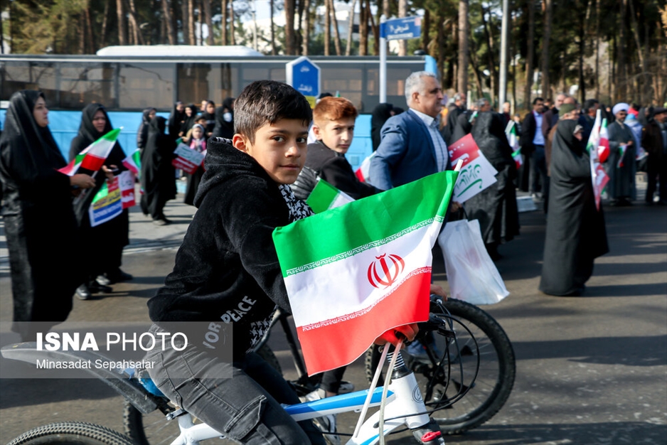 حضور نوجوانان در راهپیمایی ۲۲ بهمن