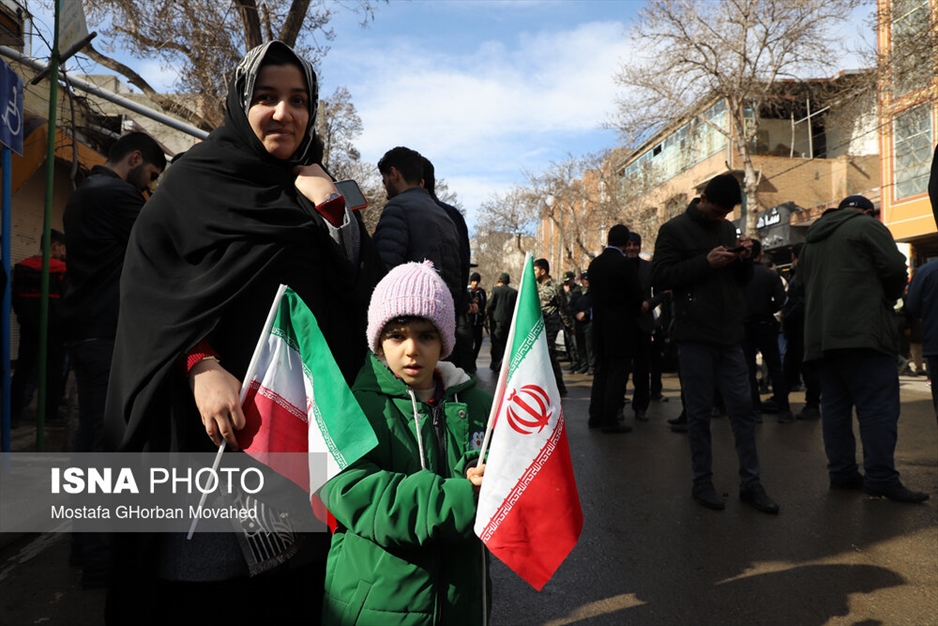 حضور نوجوانان در راهپیمایی ۲۲ بهمن