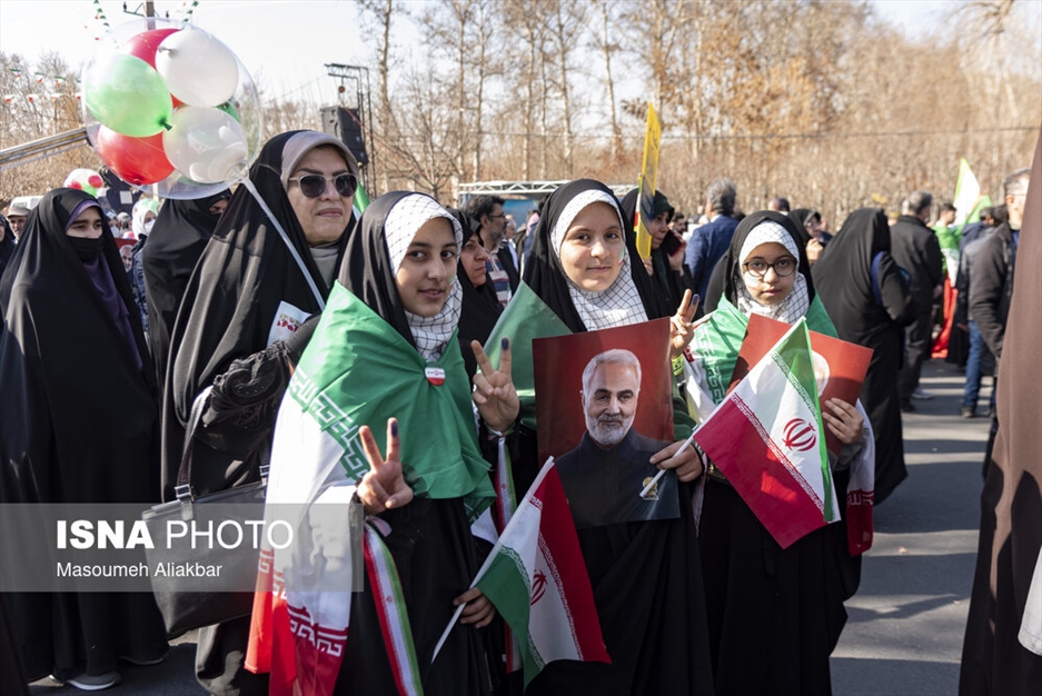 حضور نوجوانان در راهپیمایی ۲۲ بهمن