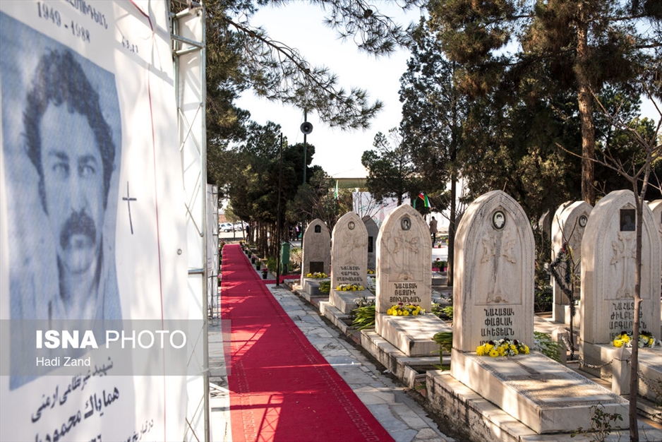 عطرافشانی و گلباران مزار شهدای ادیان توحیدی