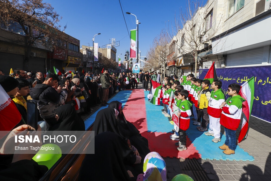حضور نوجوانان در راهپیمایی ۲۲ بهمن