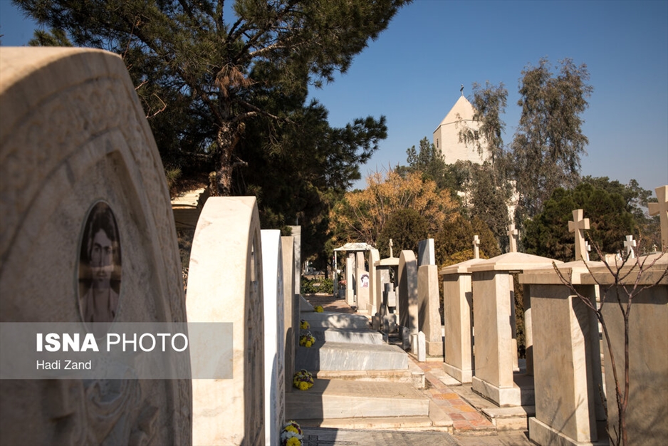 عطرافشانی و گلباران مزار شهدای ادیان توحیدی