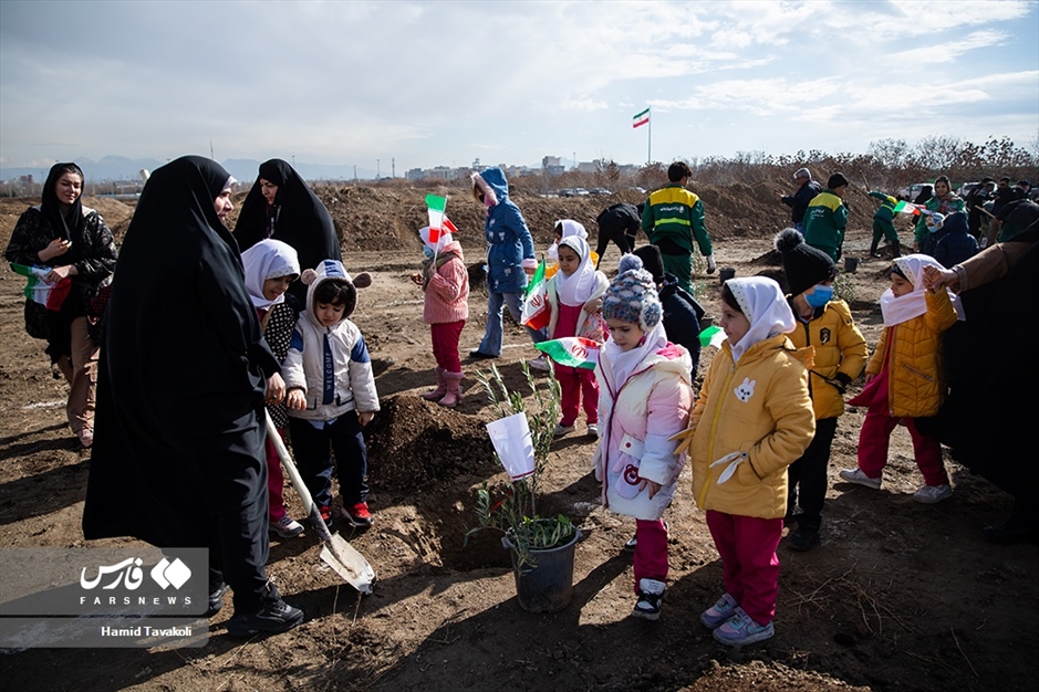 آیین کاشت ۲۴۰۰۰ نهال به یاد شهدا