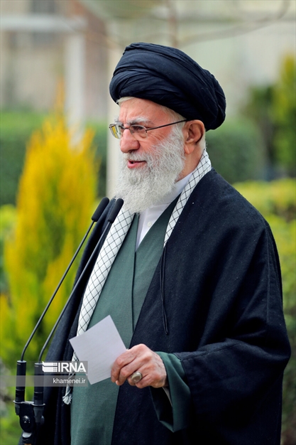 کاشت نهال توسط رهبر انقلاب