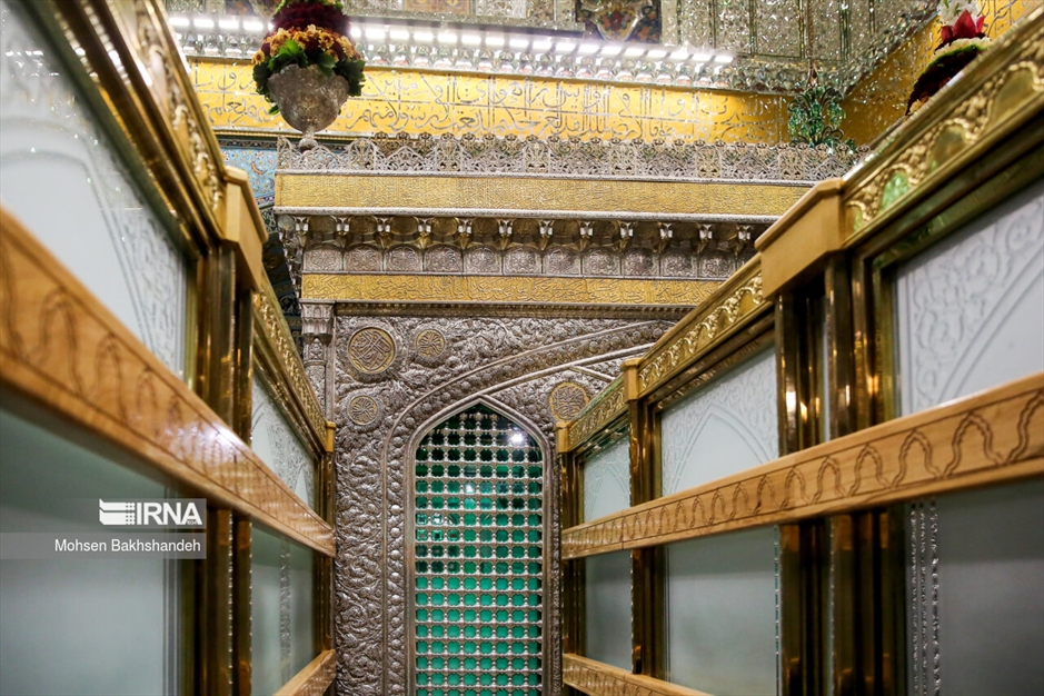 غبارروبی ضریح مطهر امام رضا(ع)