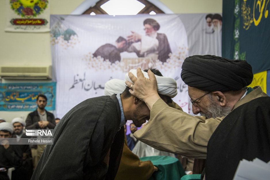 عمامه‌گذاری طلاب در روز نیمه شعبان