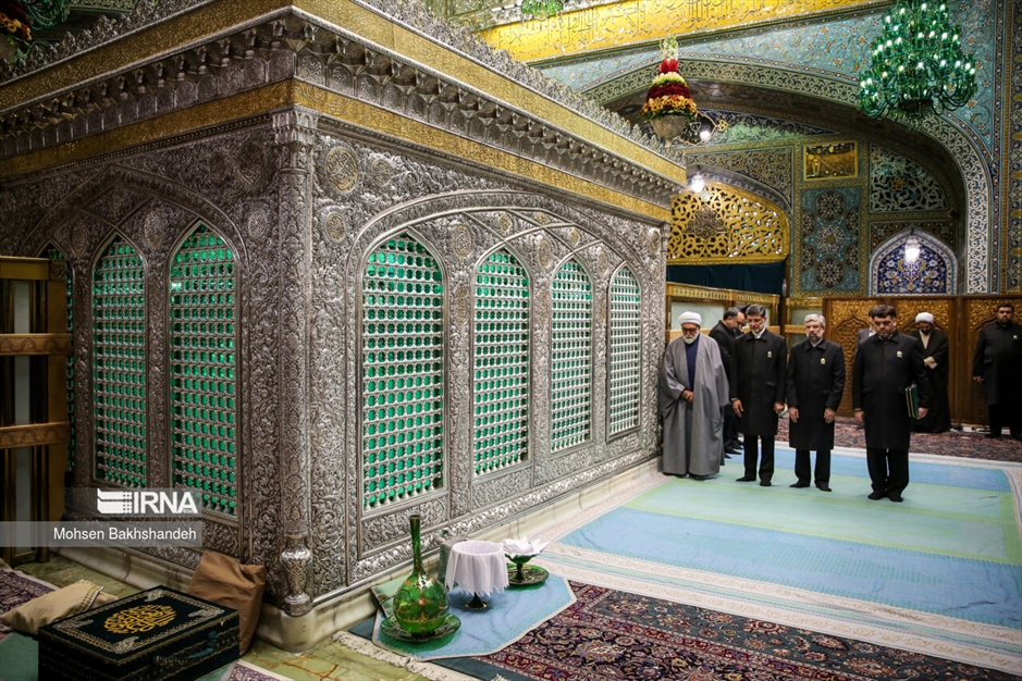 غبارروبی ضریح مطهر امام رضا(ع)