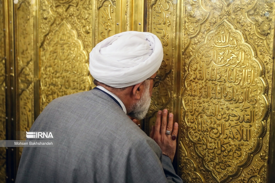 غبارروبی ضریح مطهر امام رضا(ع)