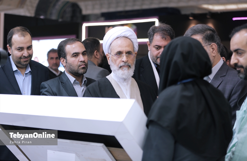 حضور چهره‌ها و مسئولین در غرفه تبیان 