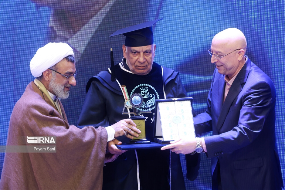 اعطای نشان ویژه استاد ممتازی دانشگاه تهران