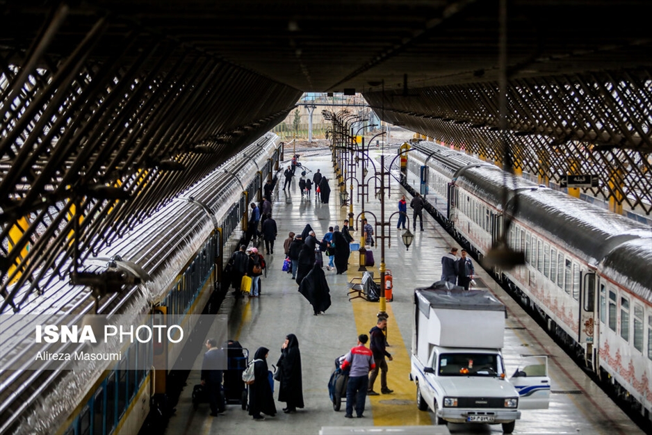بدرقه مسافران نوروزی در راه آهن تهران