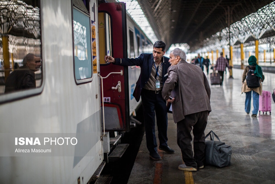 بدرقه مسافران نوروزی در راه آهن تهران