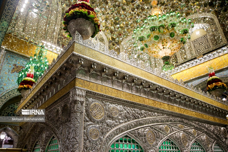 غبارروبی ضریح مطهر امام رضا(ع)