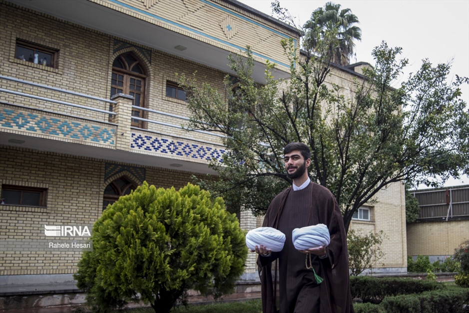 عمامه‌گذاری طلاب در روز نیمه شعبان