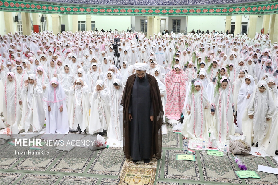 آیین جشن تکلیف ۲۵۰۰ دختر دانش آموز در همدان