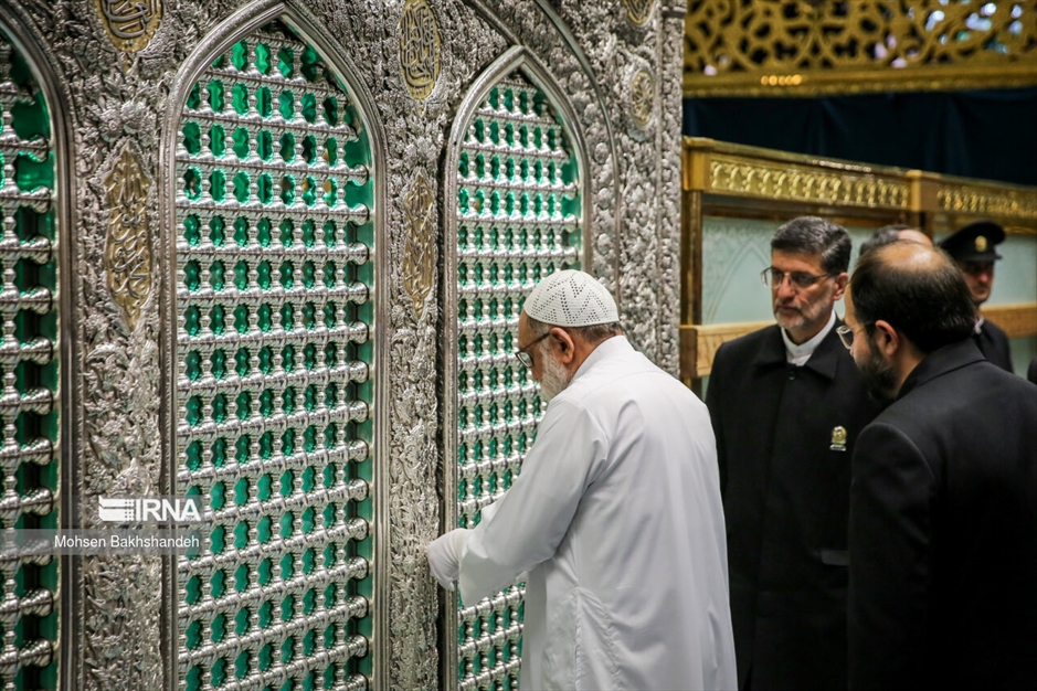 غبارروبی ضریح مطهر امام رضا(ع)