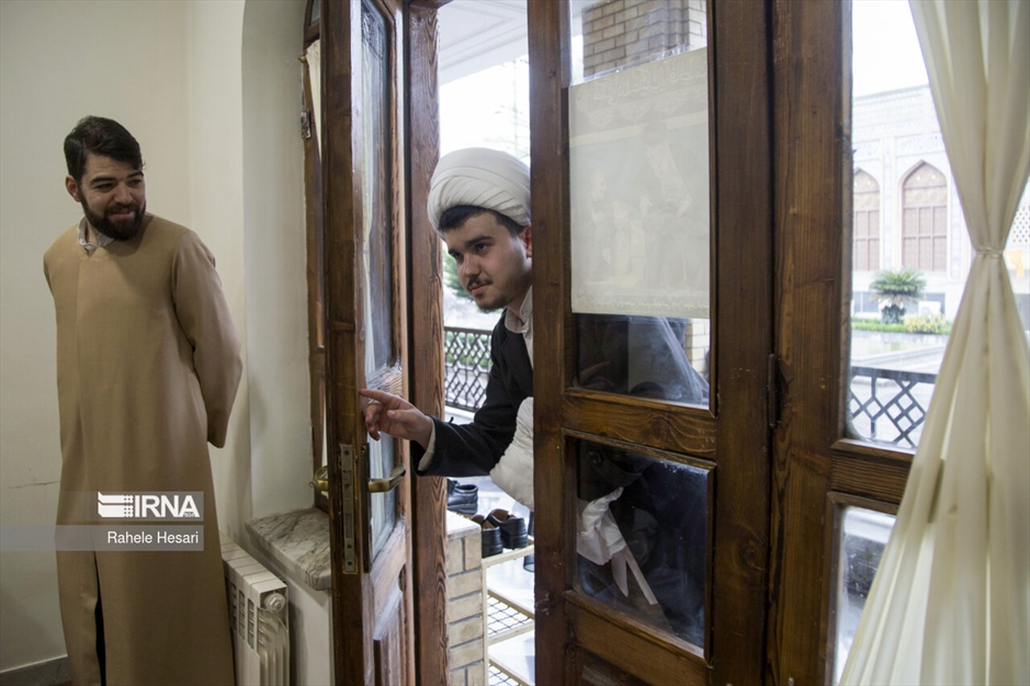 عمامه‌گذاری طلاب در روز نیمه شعبان