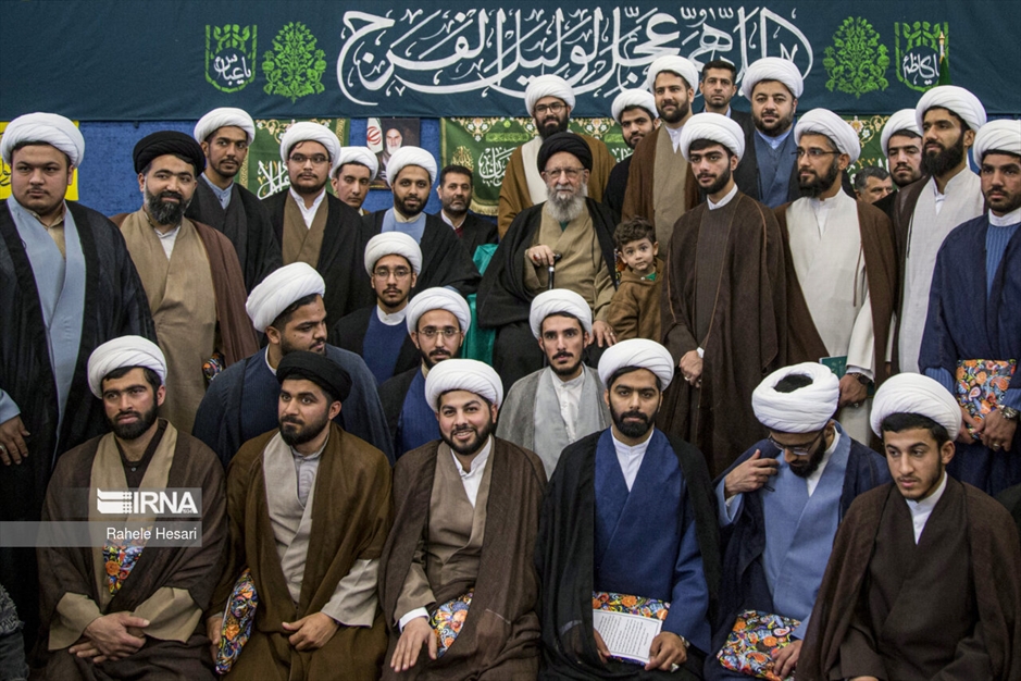 عمامه‌گذاری طلاب در روز نیمه شعبان