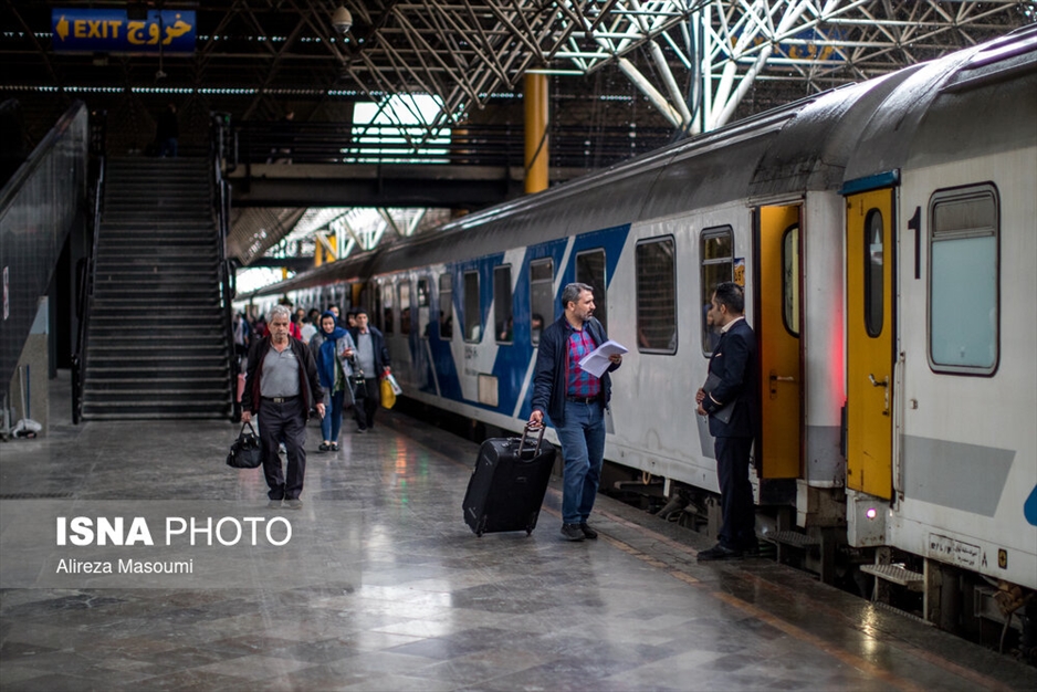 بدرقه مسافران نوروزی در راه آهن تهران